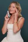 Elizabeth Banks on the sister Well Elizabeth Banks_night Serum close